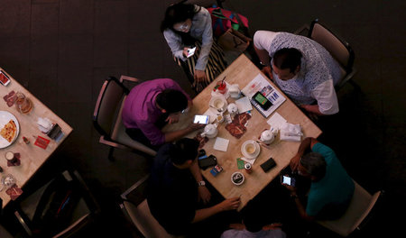 Wer ständig das Smartphone beobachtet, wird immer beobachtet: Gä...