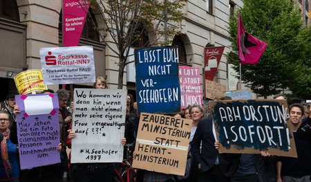 Protest gegen Innenminister Seehofer vor der bayerischen Landesv...