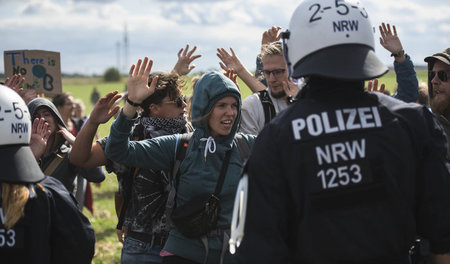 Solidarität mit den Besetzern: Aber Polizisten hindern Demonstra...