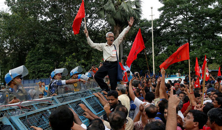 Bereits im August stellten sich Gewerkschafter in Kolkata der Po...