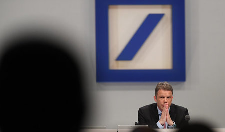 Nur beten hilft. Deutsche-Bank-Chef Christian Sewing weiß, welch...