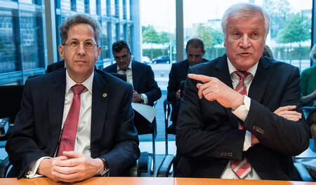 Wer war’s? Maaßen und Seehofer am 12. September in Berlin