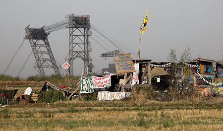 Kerpen: Hinter dem Protestcamp wartet schon der Braunkohlebagger