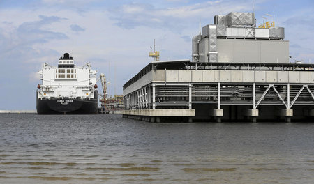 Teures Gas aus Übersee: LNG-Tanker »Clean Ocean« beim Löschen de...