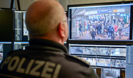 Totale Vermessung: Beamter der Bundespolizei an einem Videoarbei...