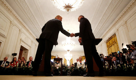 Handschlag und warme Worte: US-Präsident Donald Trump (l.) und s...