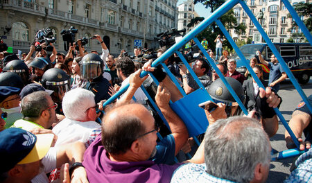 Vor dem Parlamentsgebäude in Madrid kam es zu Rangeleien zwische...