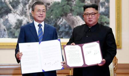 Südkoreas Präsident Moon Jae In und Nordkoreas Staatschef Kim Jo...