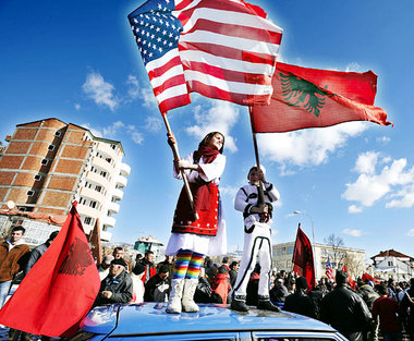 Mehr als Folklore: Fahnenschwenken mit Star-Spangled-Banner und ...