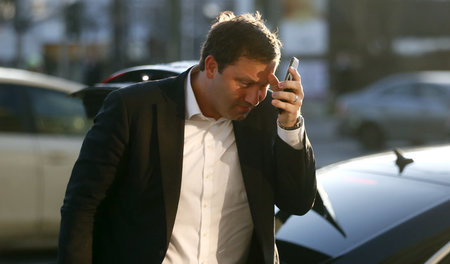 Er windet sich und eiert. Bettvorleger Lars Klingbeil (SPD)