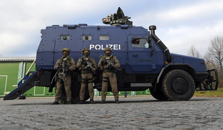 Polizisten vor dem »Survivor« von Rheinmetall