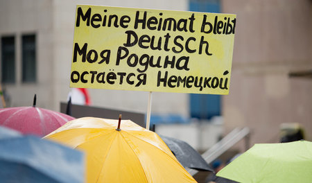 Rechte Propaganda, zweisprachig: Rassistische Kundgebung am 14. ...
