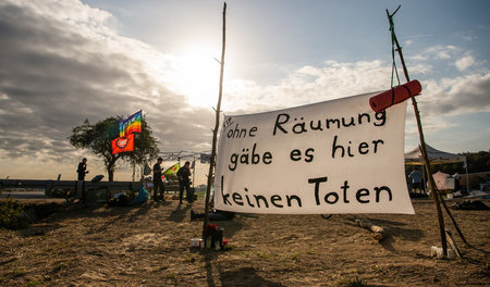 Transparent einer Mahnwache am Hambacher Forst bei Kerpen am Don...