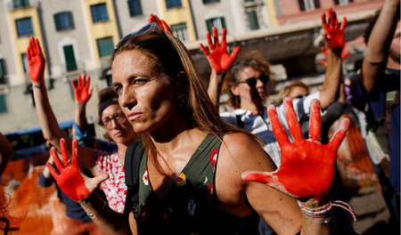 Mit roten Händen gegen Innenminister Salvini: Protestaktion am 1...