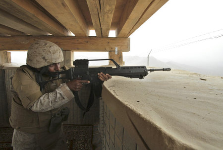 Ein saudischer Soldat zielt mit deutscher Waffe in der Hand in R...
