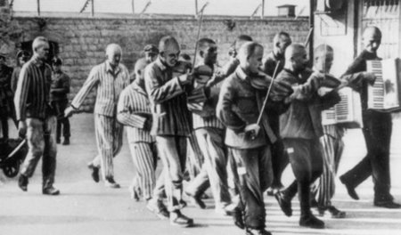 Häftlingsmusiker des »Zigeunerorchesters« im KZ Mauthausen werde...