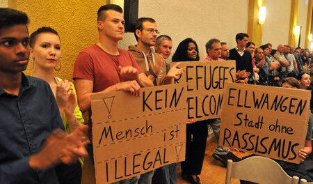Solidaritätsaktion von Flüchtlingsunterstützern in Ellwangen im ...