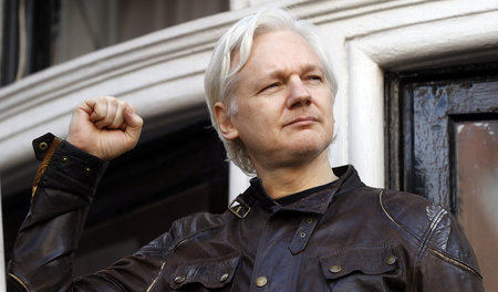 Sitzt seit 2012 in Ecuadors diplomatischer Vertretung in London ...