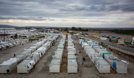 Warum nicht Sonderwirtschatszonen in Flüchtlingslagern einrichte...
