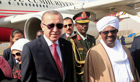 Der türkische Präsident Recep Tayyip Erdogan, empfangen von sein...