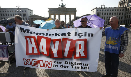 Protest gegen Erdogans AKP-Regime vor dem Brandenburger Tor in B...