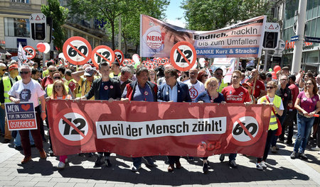 Außer Demos wenig gewesen: ÖGB-Protest gegen den Zwölfstundentag...