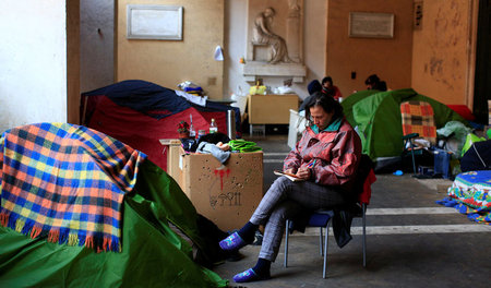 Obdachlose in der Vorhalle einer Basilika in Rom, wo ihr nach de...