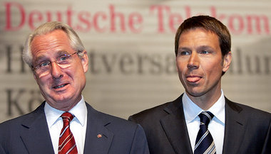 Auch bei der von Telekom-Chef René Obermann (rechts) exekutierte...
