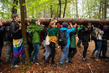 Tatkräftige Unterstützung am Sonntag im Hambacher Forst