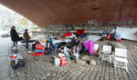 Obdachlose versuchen unter einer Brücke durch den Winter zu komm...