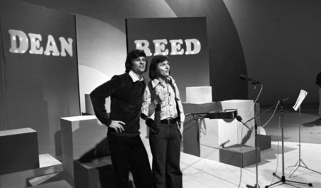 Dean Reed und der Sänger Vaclav Neckar 1977