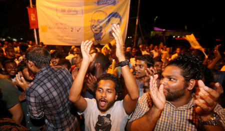 Oppositionsanhänger feiern am Montag in Malé den Sieg ihres Kand...