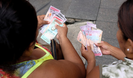 Venezolanerinnen betrachten am 21. August die gerade eingeführte...