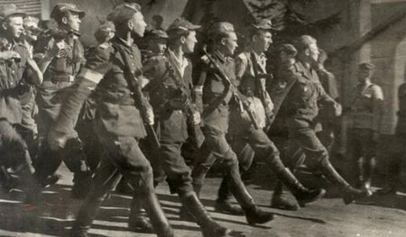 Soldaten der Heilig-Kreuz-Brigade während einer Parade. (1945) Soldaten der Heilig-Kreuz-Brigade während einer Parade. (1945)