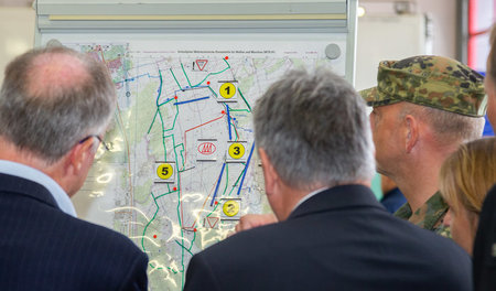 Die Militärs beraten, wie das Feuer zu löschen ist, das sie selb...