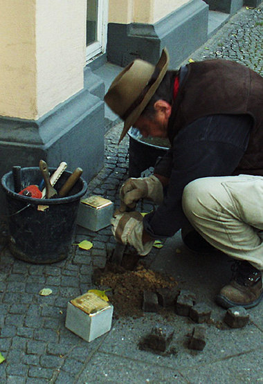 Der Kölner Künstler Gunter Demnig (hier im Jahr 2005 in Berlin) ...