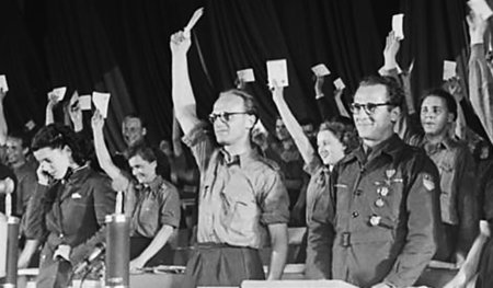 1. Vorsitzender der Freien Deutschen Jugend (FDJ) Erich Honecker...