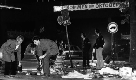 Verwüsteter Tatort mit Sarg am Haupteingang des Oktoberfests am ...