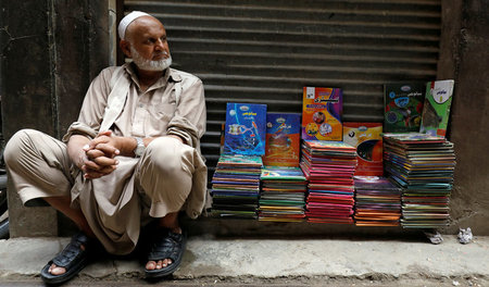 Überlebenshilfe: Händler in Peshawar bietet Anfang September alt...