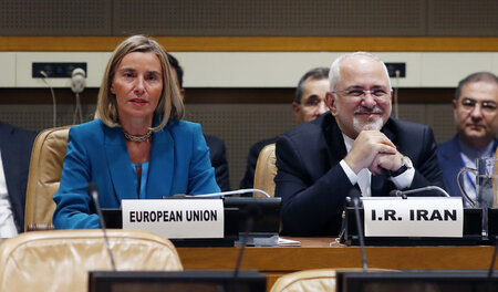 Die EU-Außenbeauftragte, Federica Mogherini, und Mohammed Dschaw...