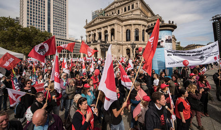 Lautstark für bessere Bildung: Demonstranten auf dem Opernplatz ...