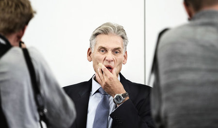 Nicht genau hingeschaut? Bankchef Thomas Borgen kündigt seinen R... Nicht genau hingeschaut? Bankchef Thomas Borgen kündigt seinen R...