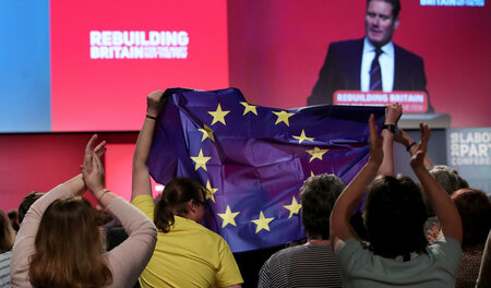 Keine klare Linie: Anhänger der EU bejubeln die Rede von Keir St... Keine klare Linie: Anhänger der EU bejubeln die Rede von Keir St...