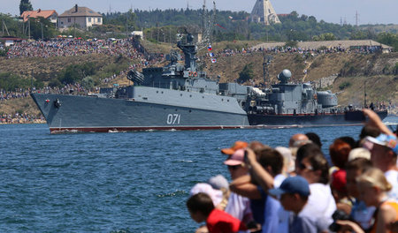 Maritimes Kräftemessen: Ein russisches Kriegsschiff wird beim »T... Maritimes Kräftemessen: Ein russisches Kriegsschiff wird beim »T...