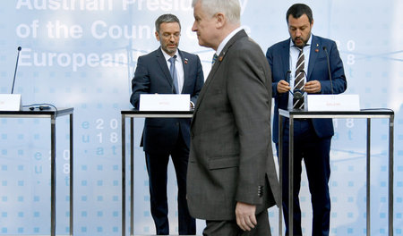 Der Dritte im Bunde: Horst Seehofer (CSU, M.) reiht sich bei sei... Der Dritte im Bunde: Horst Seehofer (CSU, M.) reiht sich bei sei...