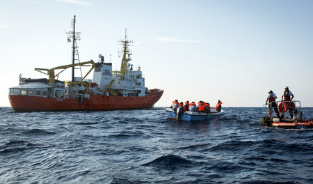 Ein Boot mit Geflüchteten vor der libyschen Küste neben dem Seen... Ein Boot mit Geflüchteten vor der libyschen Küste neben dem Seen...