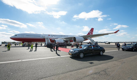Ankunft in Berlin: Am Donnerstag landete das Flugzeug mit Recep ...