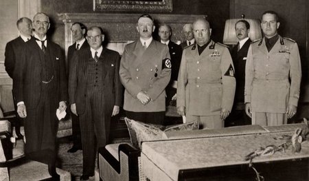 Der britische Premier Arthur Neville Chamberlain und sein franzö...