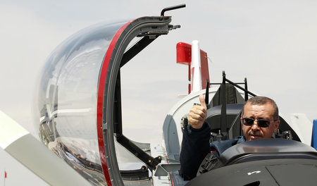 Erdogan im Cockpit einer türkischen Trainingsmaschine namens »Hu...