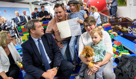 Bayerns Regierungschef Markus Söder mit künftigen Beziehern des ... Bayerns Regierungschef Markus Söder mit künftigen Beziehern des ...